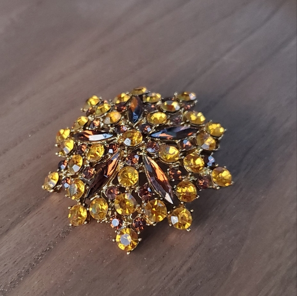 Vintage Flower Brooch - Picture 14 of 17